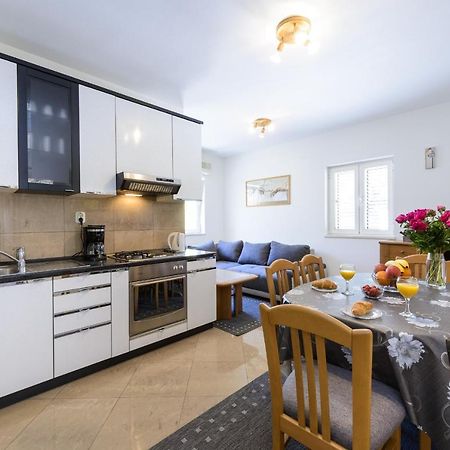 Apartment Tija Two Bedroom Apartment With Balcony And Partial Sea View Дубровник Екстериор снимка